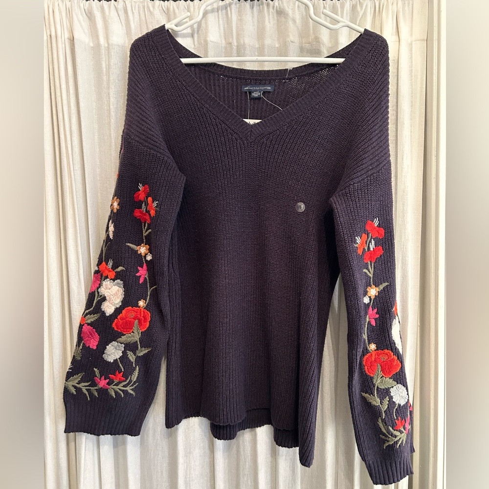 American Eagle V-neck sweater NWT